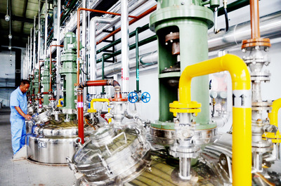 禹州天源科技生物工人正在察看生產(chǎn)情況